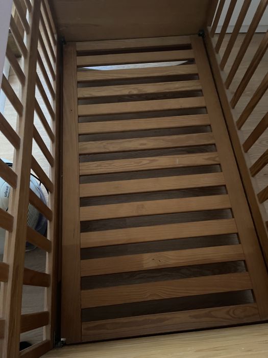 Cama bebé em madeira maciça marca BLOP