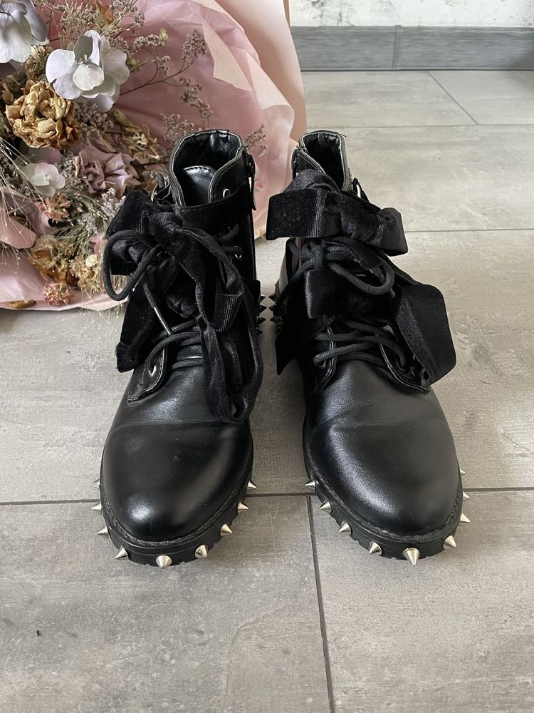 Czarne botki z ćwiekami z Royalfashion