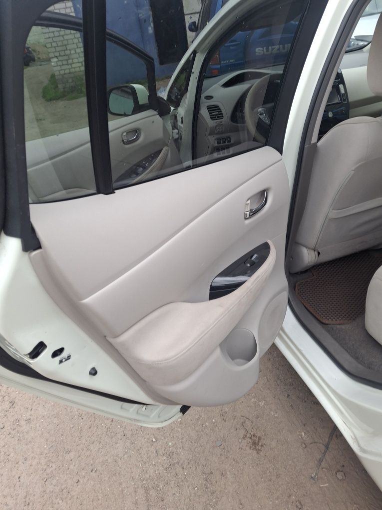 Nissan leaf 2011року
