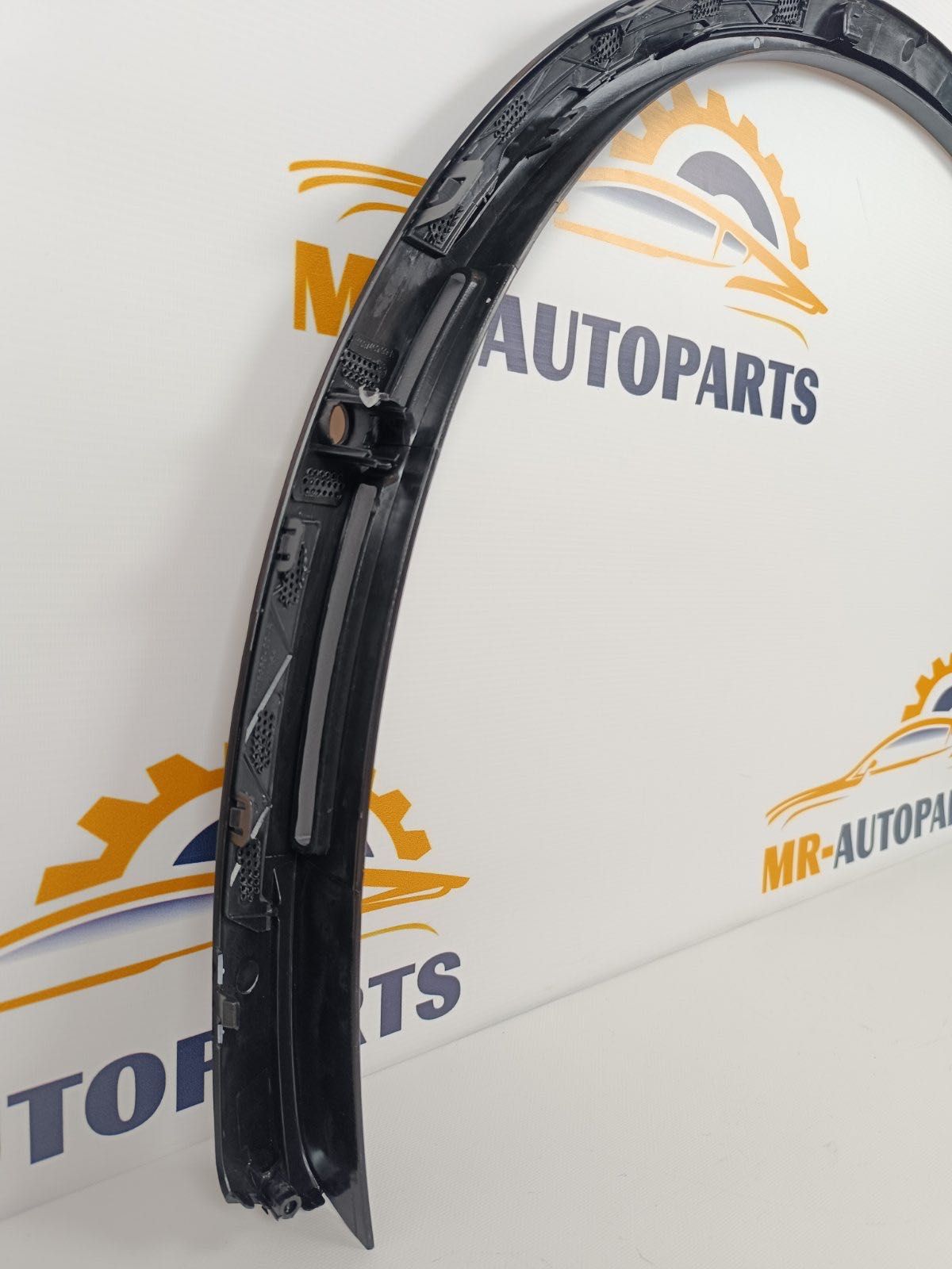 Накладка арки крила переднього правого Tesla Model X 1035289-00-H