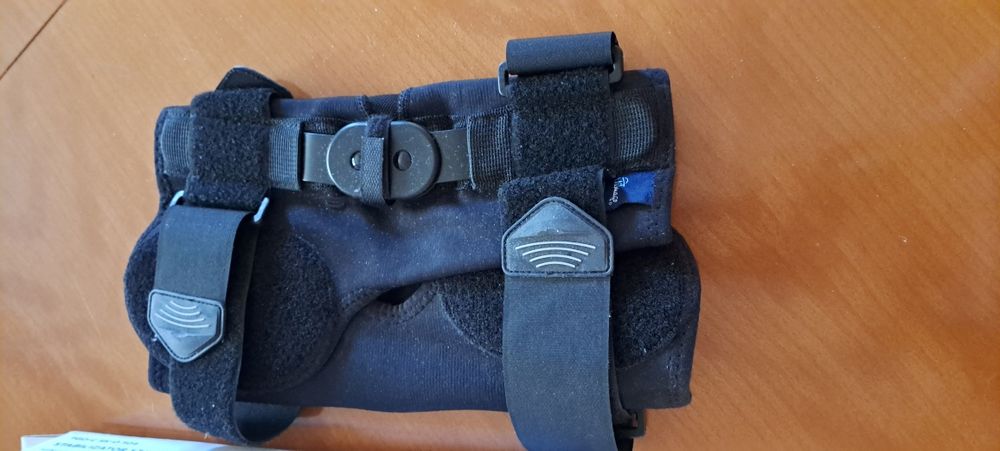 Stabilizator stawu skokowego z szynami otwarty