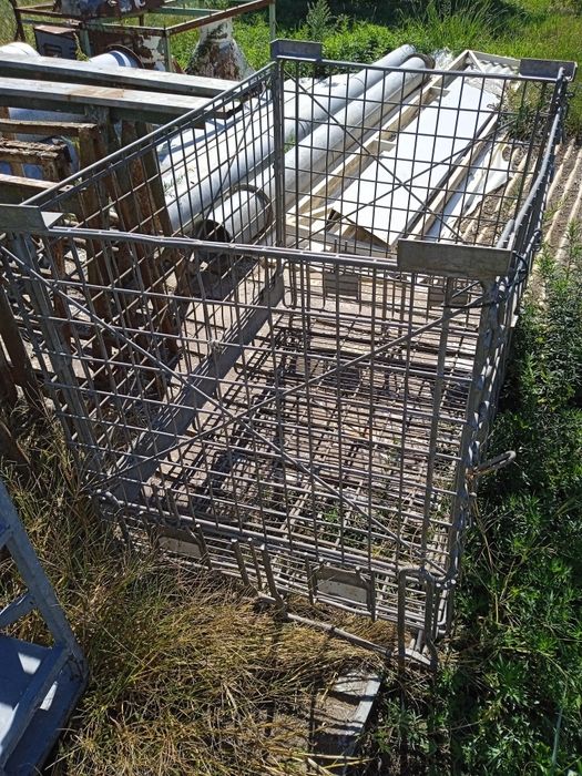 Cestos em ferro galvanizado com aberturas