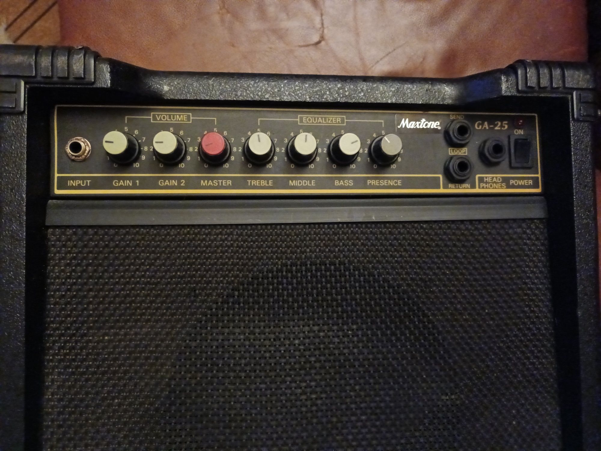 Amplificador de guitarra Maxtone GA-25.
