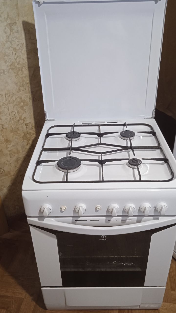ПРОДАМ  газовую плиту INDESIT в хорошем состоянии