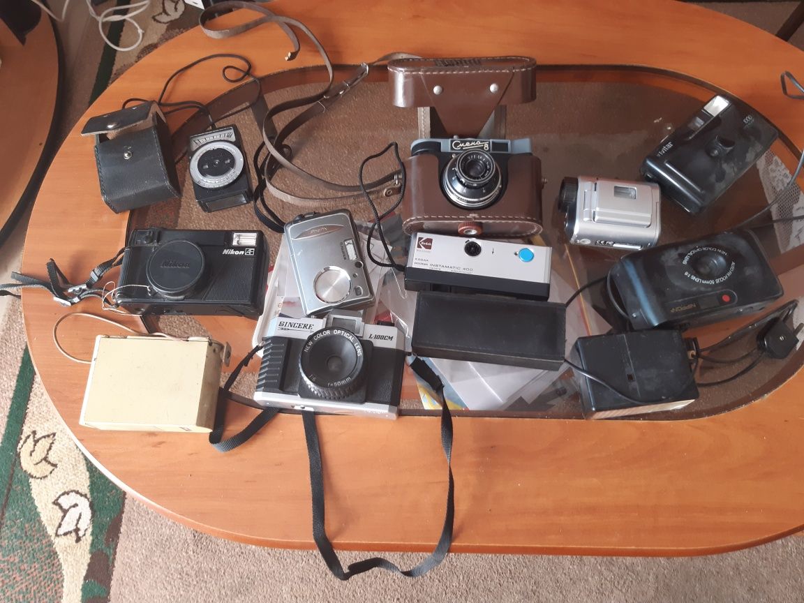 Stare aparaty fotograficzne telefony komórkowe  i piloty