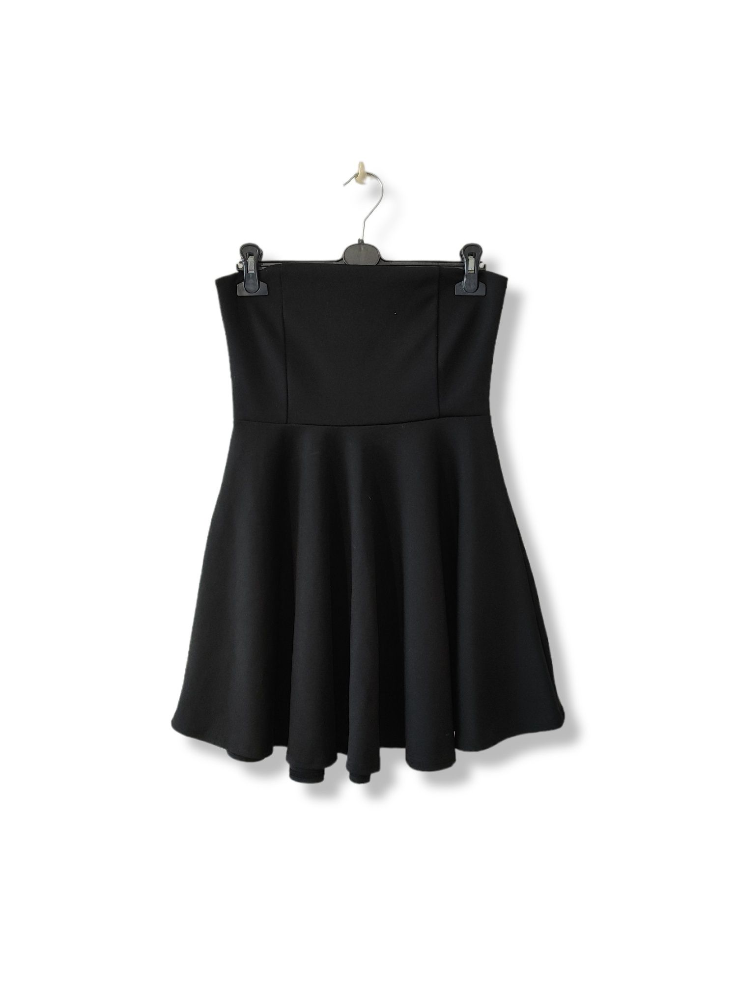 Czarna rozkloszowana gorsetowa sukienka na sylwestra studniówkę 2024