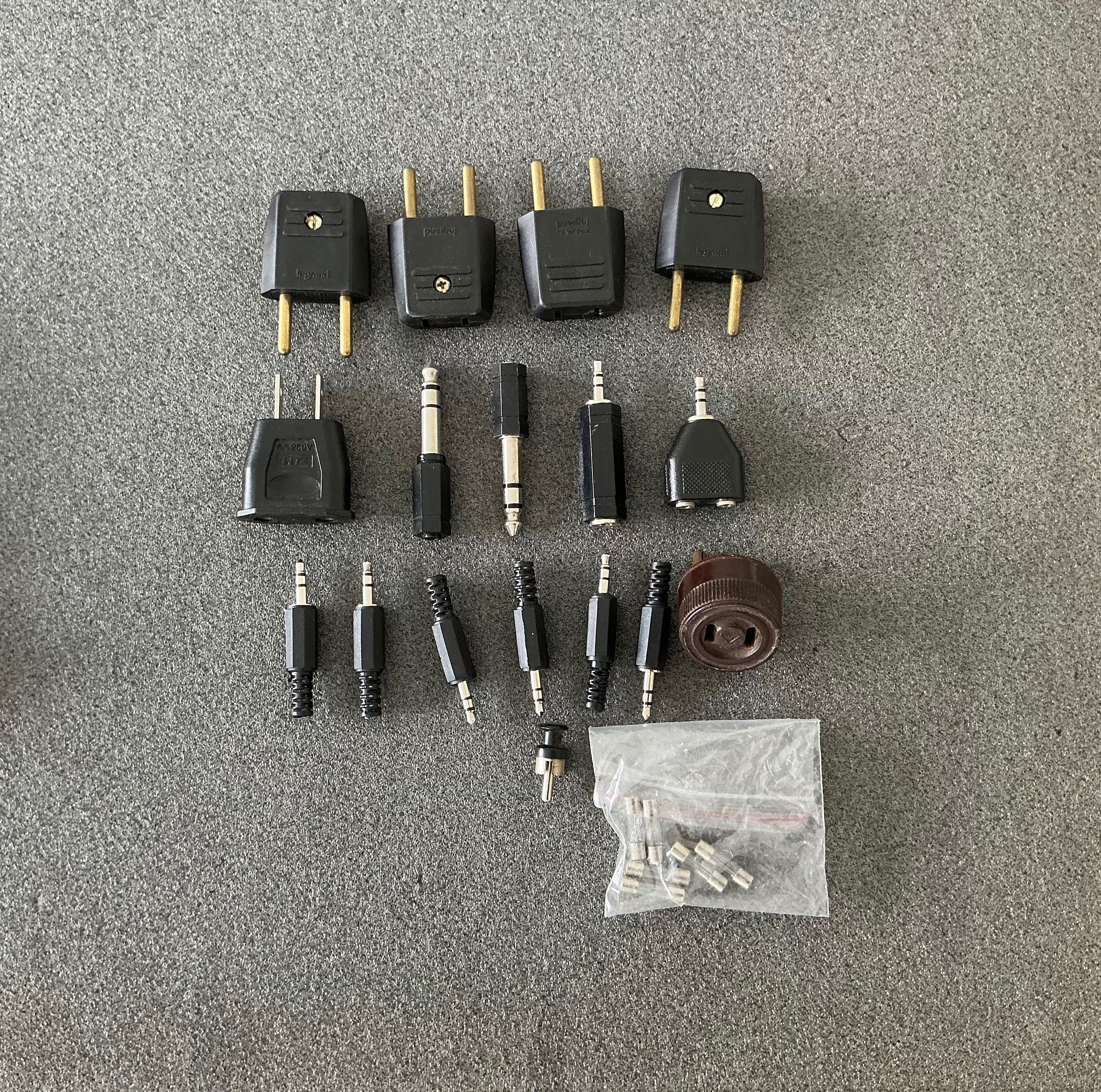 Kit com 7 fichas elétricas + 10 conectores jack áudio + 6 fusíveis