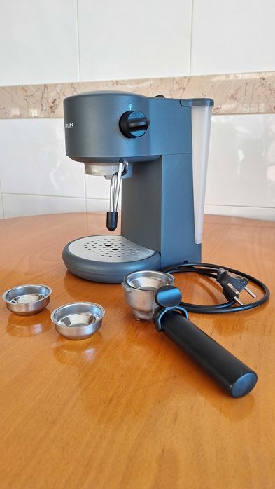 Máquina de café expresso manual. Marca: KRUPS. Em muito bom estado.