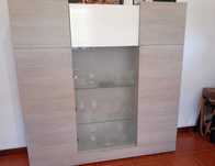Móvel de sala com portas e prateleiras