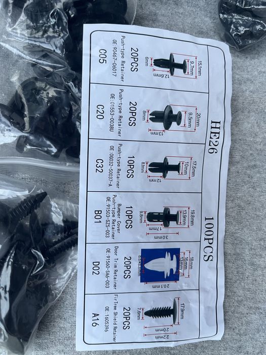 Автомобільні кліпси 100 шт різних видів в футлярі пас вантажівок