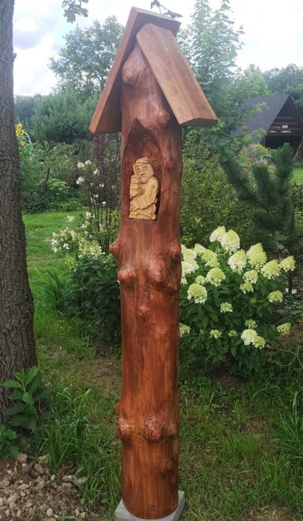 Duża kapliczka z drewna świątek