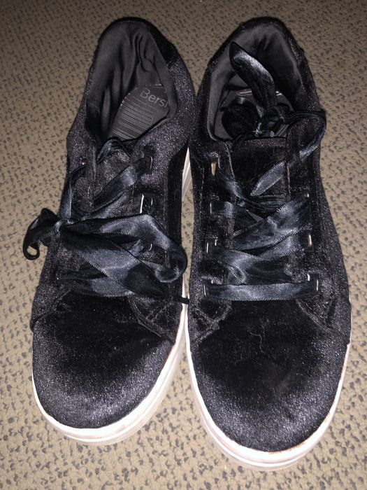 Vários modelos de sapatos em pele e sapatilhas