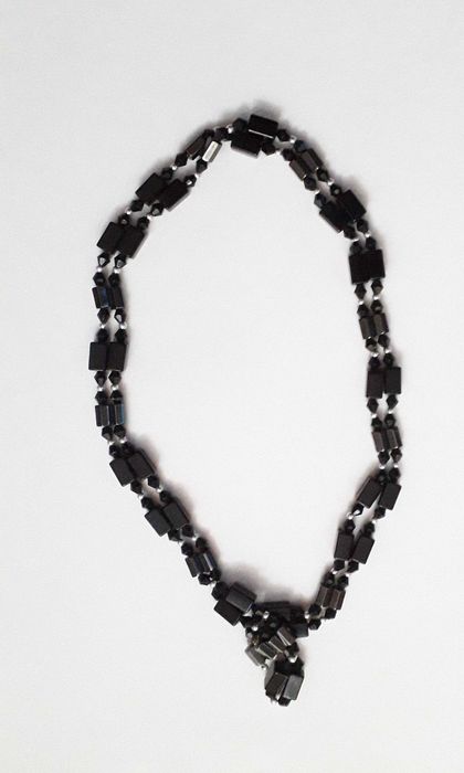 Nowy naszyjnik magnetyczny z czarnymi kamieniami Bijoux