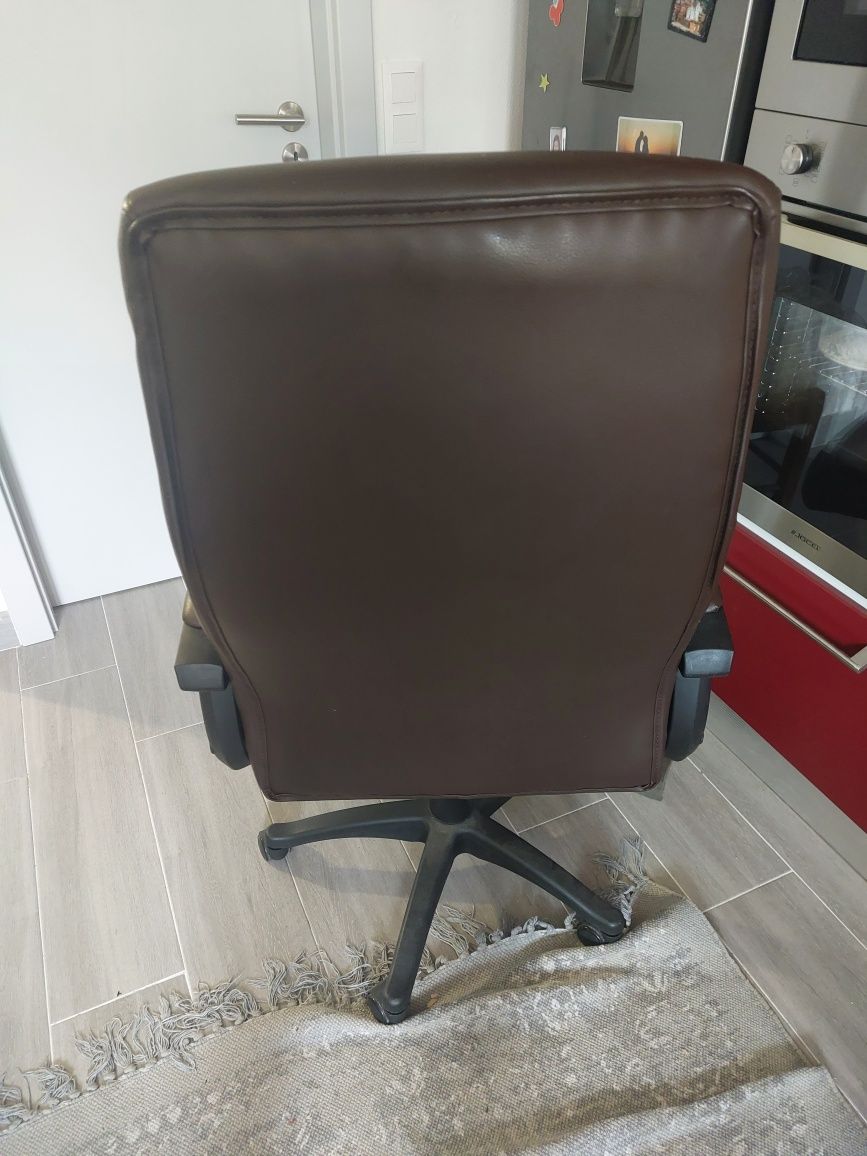Cadeira de escritório em pele