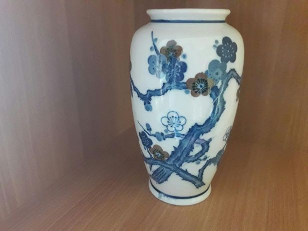 Porcelanowy wazon z motywem kwiatowym