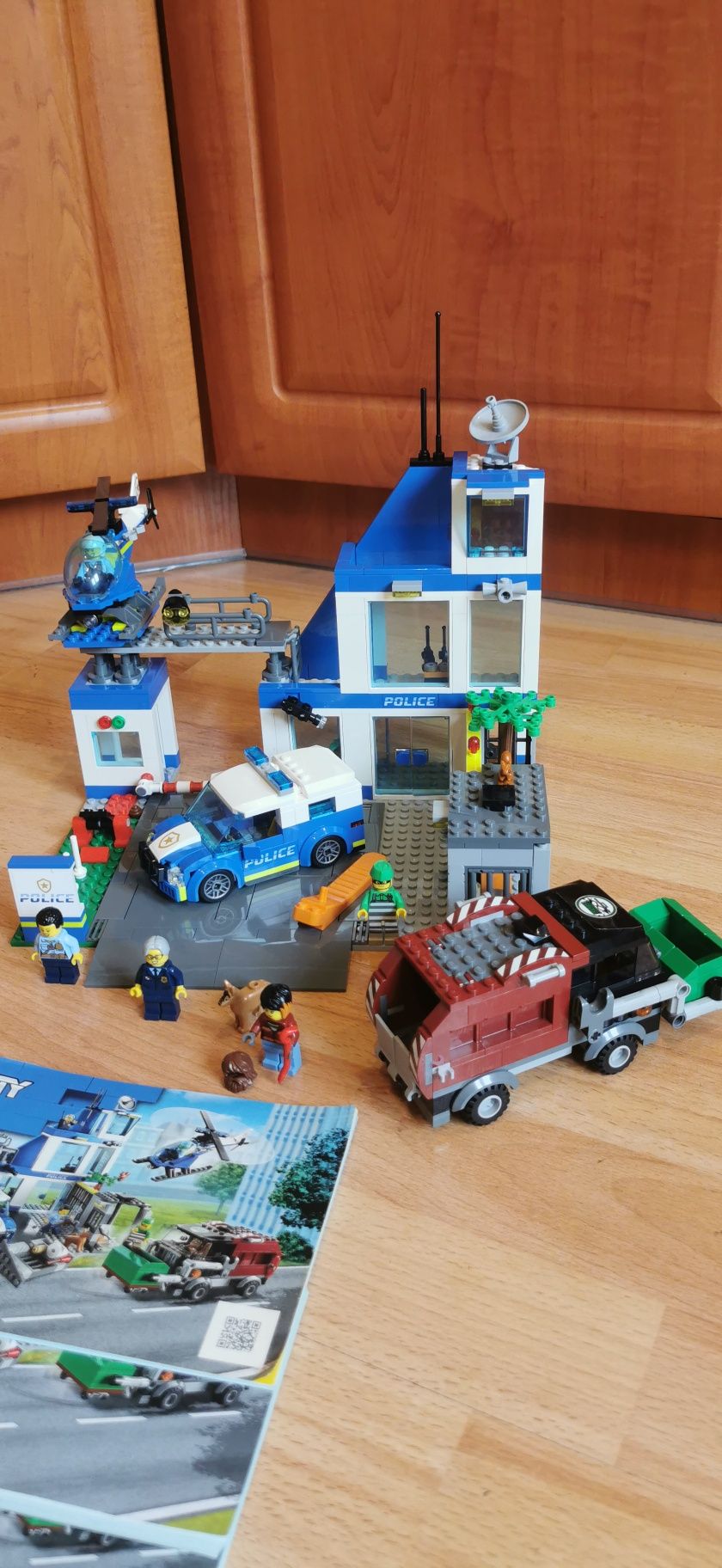 lego city 60316 posterunek policji z płyta drogową