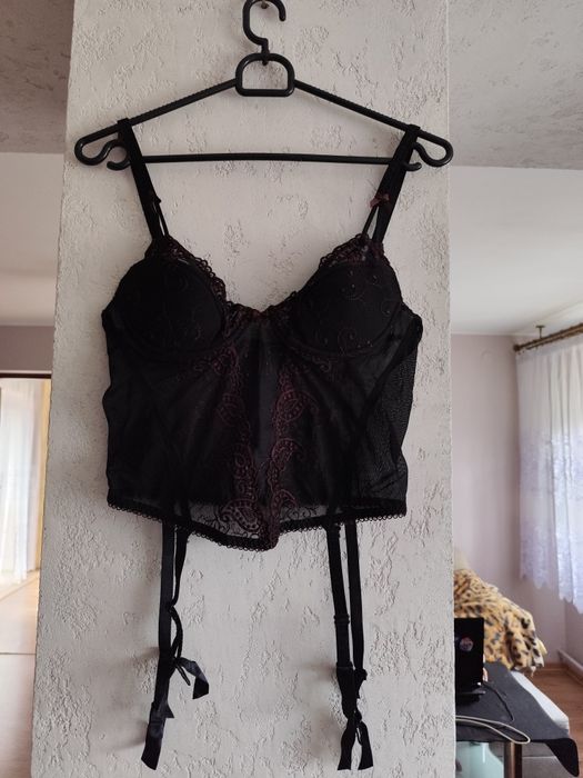 Haftowany top gorsetowy z paskami do pończoch na regulowane ramiączka
