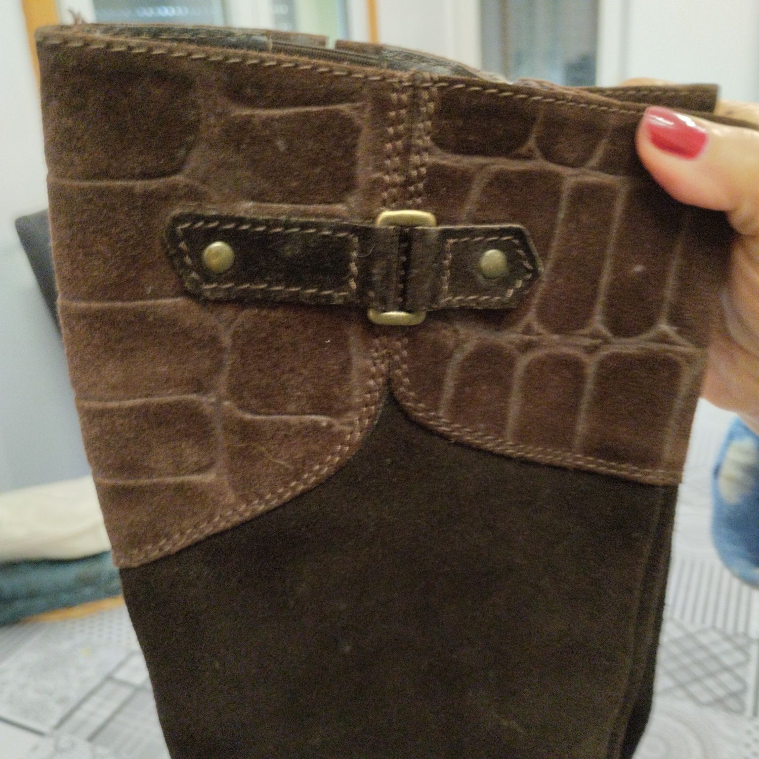 Botas de cano alto em camurça