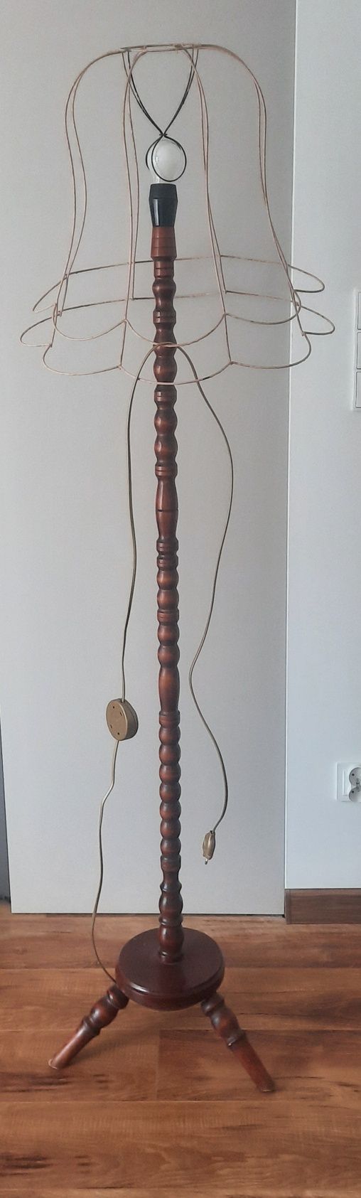 Lampa stojąca drewniana