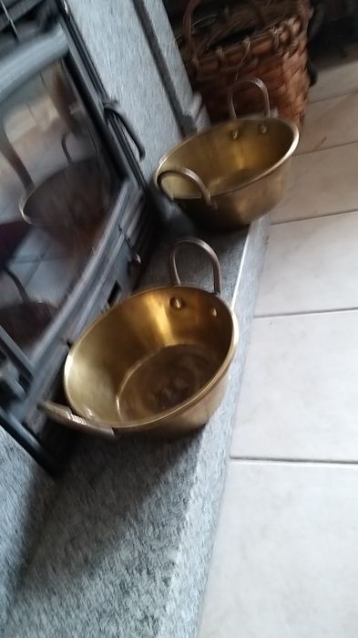 Vendo dois tachos em cobre em bom estado. Um com 32 cm outro com 28 cm