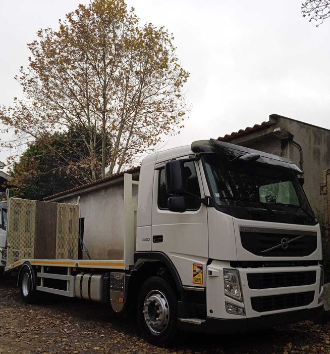 Volvo FM 330 Camião porta máquinas com rampas