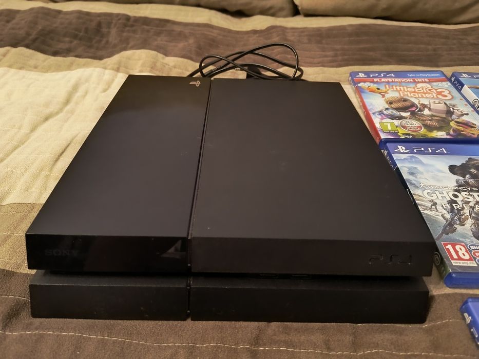 PlayStation 4 + 2 pady