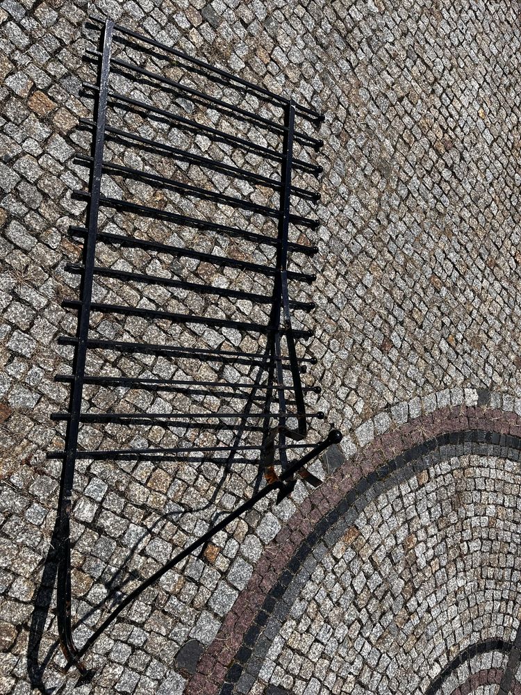 2 uszkodzone czarne płoty