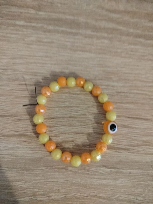 Żółto-pomarańczowa bransoletka.