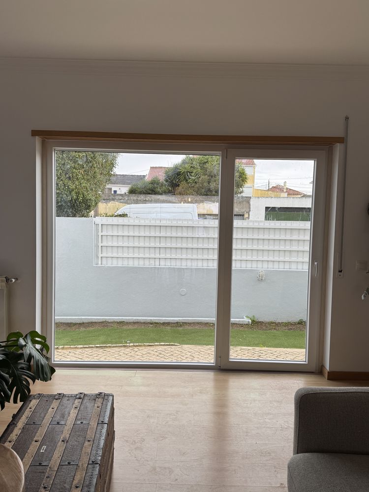 Janelas em PVC com gateira / Passa cão