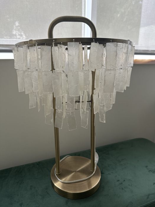 Candeeiro de Mesa Moderno em Latão com Pendentes Estilo Conchas Capiz