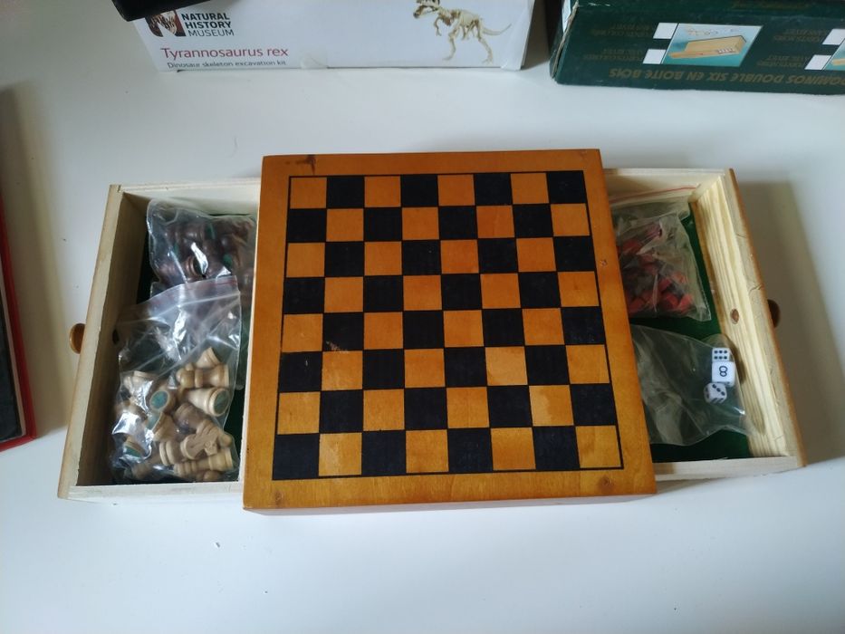 Vários jogos de tabuleiro e para crianças