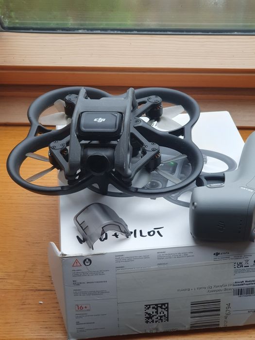 Dron Dji Avata + motion controller, lata, kameruje, ląduje