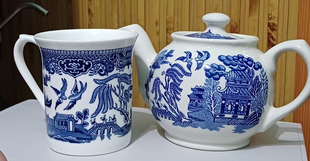 Набор посуды с классическим узором "Голубая ива"