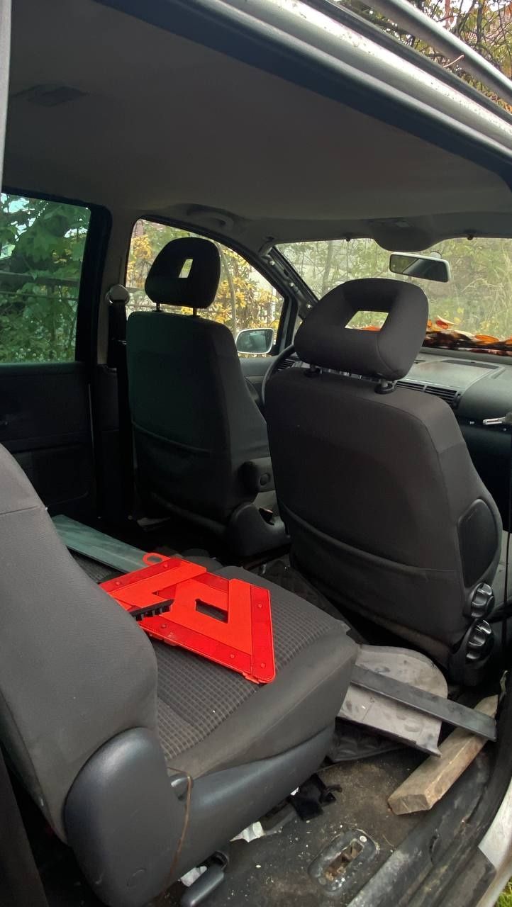 Бардачок Запчастини на Volkswagen Sharan 2001