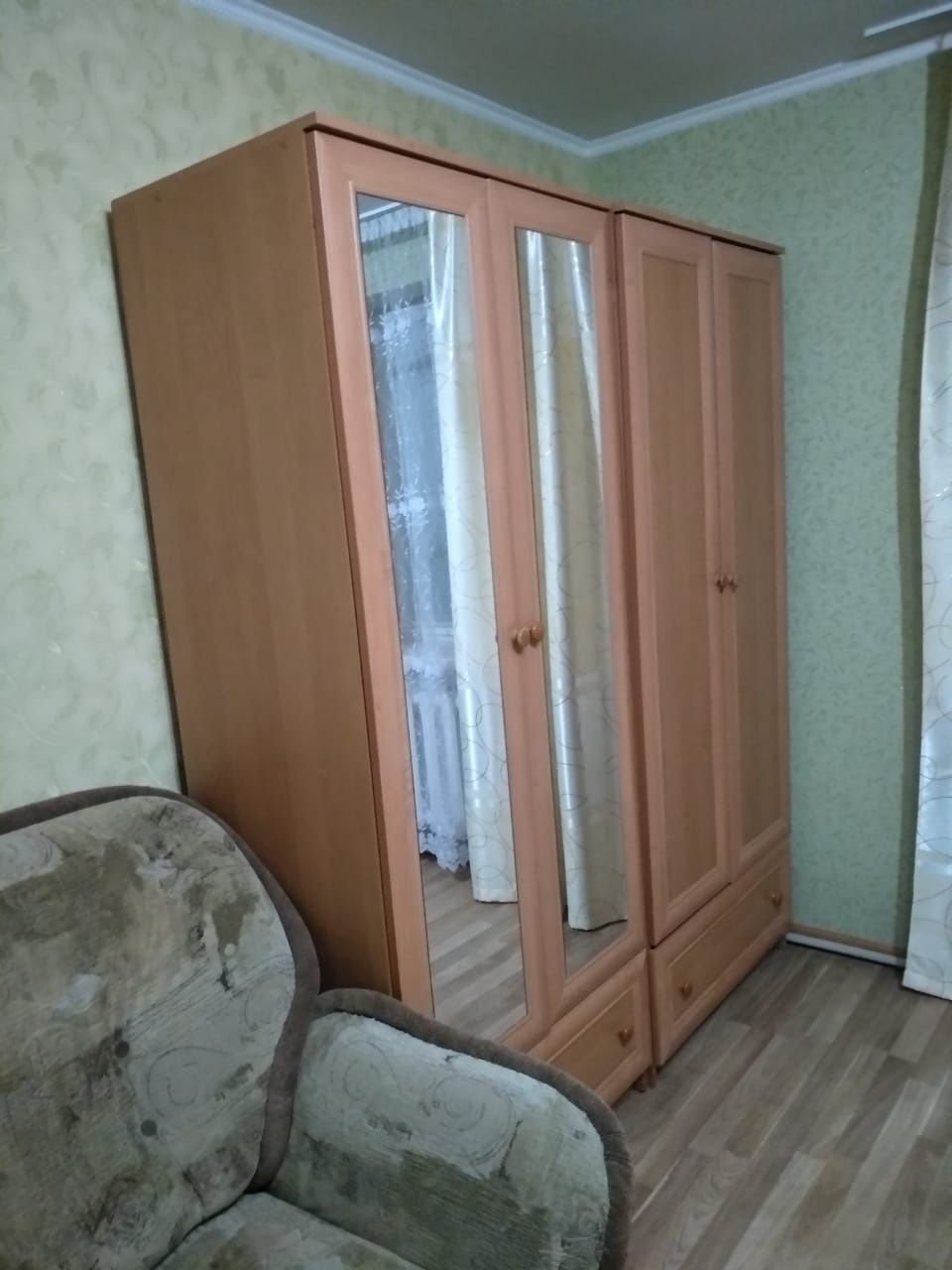 Терміново ...Продам дві шафи б/в ,в нормальному стані.