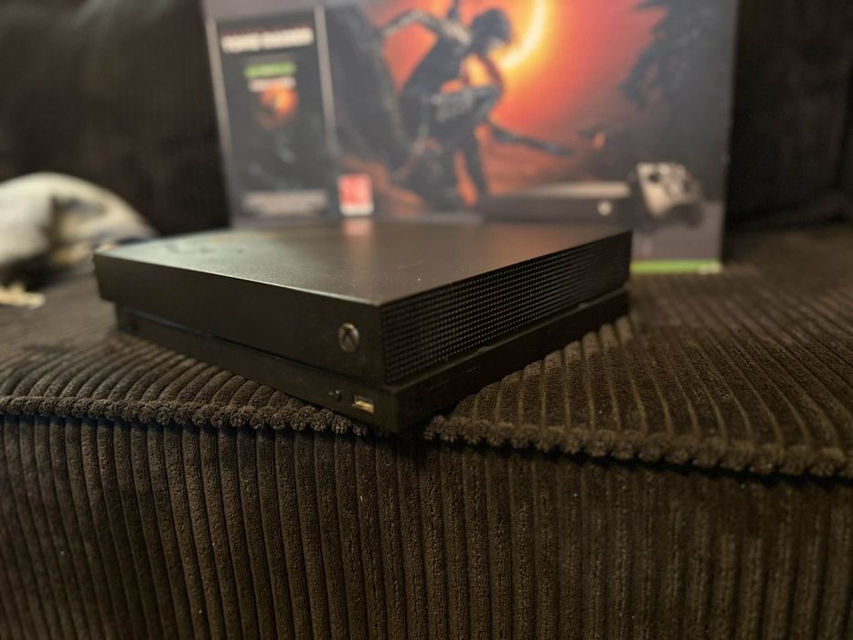 Konsola Xbox One X +pad+gry
