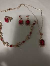 Komplet biżuterii w kolorze złotym z czerwonym kamieniem