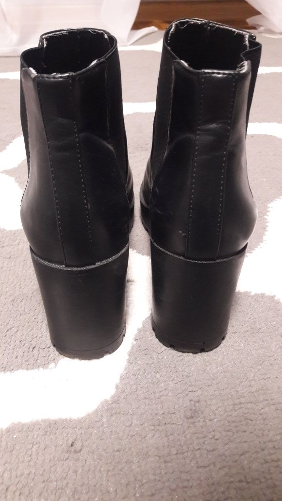 Czarne botki na grubym obcasie i podeszwie traktorowej Pull&Bear 39