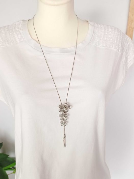 Nowy naszyjnik w kolorze srebrnym z kwiatami długi