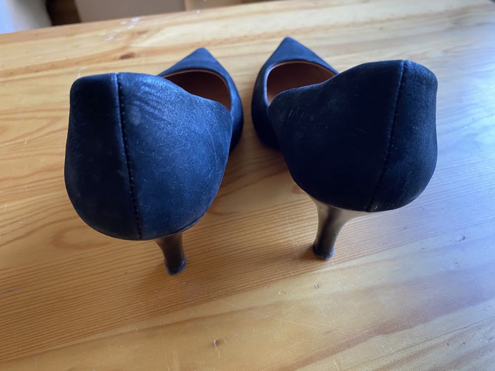 Sapatos pretos com salto