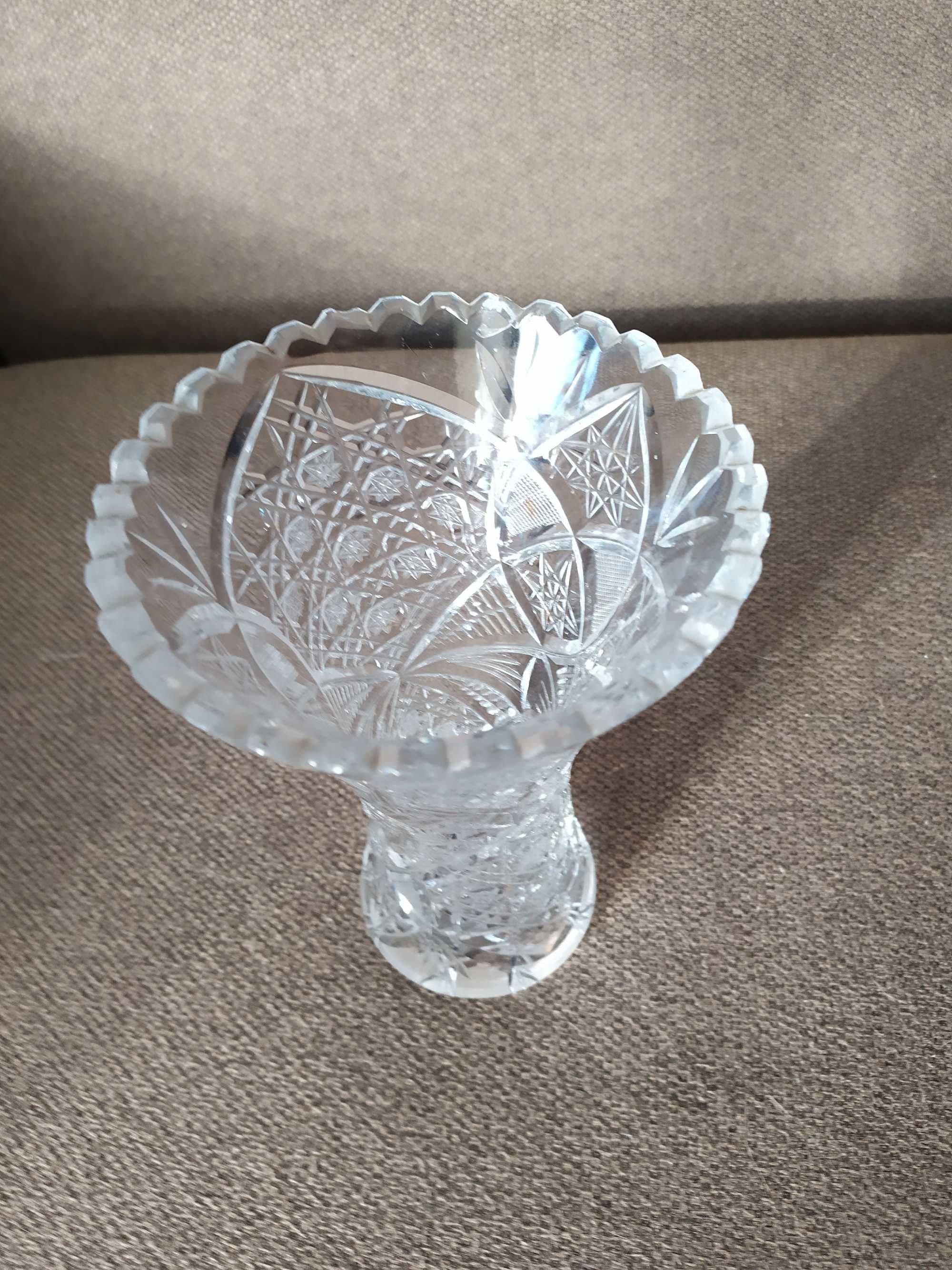 Kryształowy wazon z lat 80-tych, w stylistyce PRL-u
