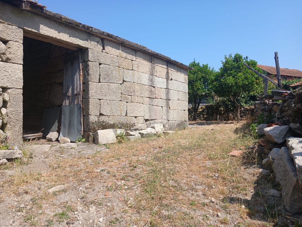 Terreno rural com casa antiga