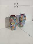 Lote de 2 jarras decorativas em Porcelana