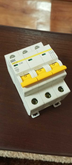 Автоматичний вимикач ІЕК ВА47-29 3Р С40