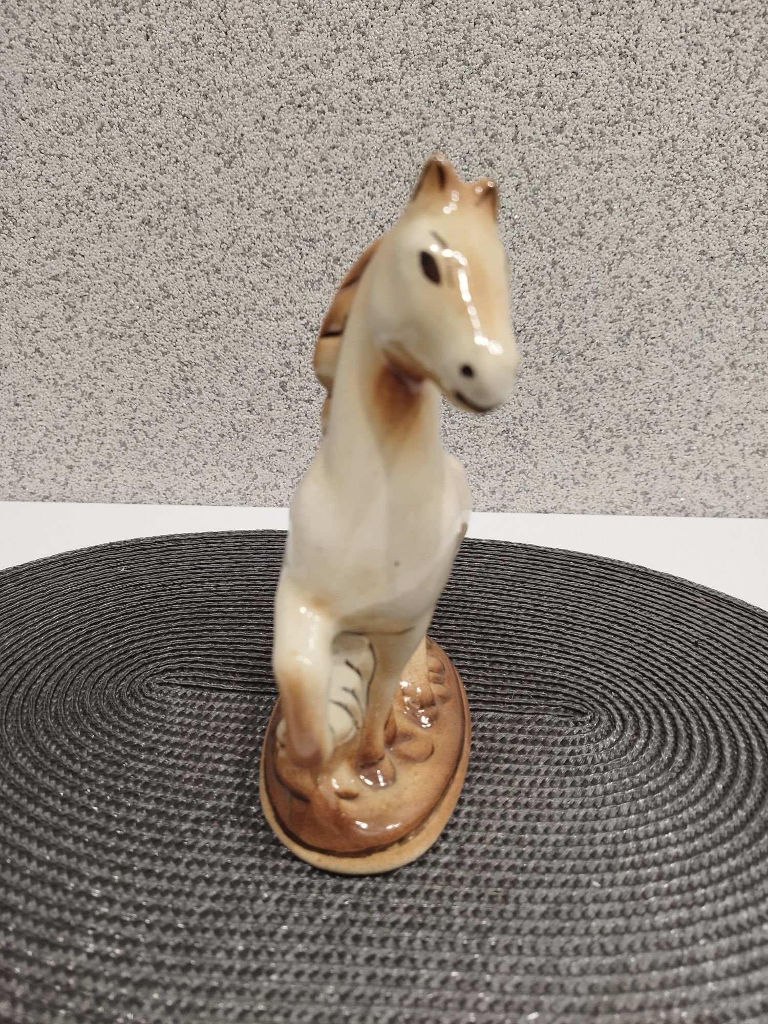 Porcelanowy koń z czasów PRL-u lata 70/80 stan idealny wraz z ceną .