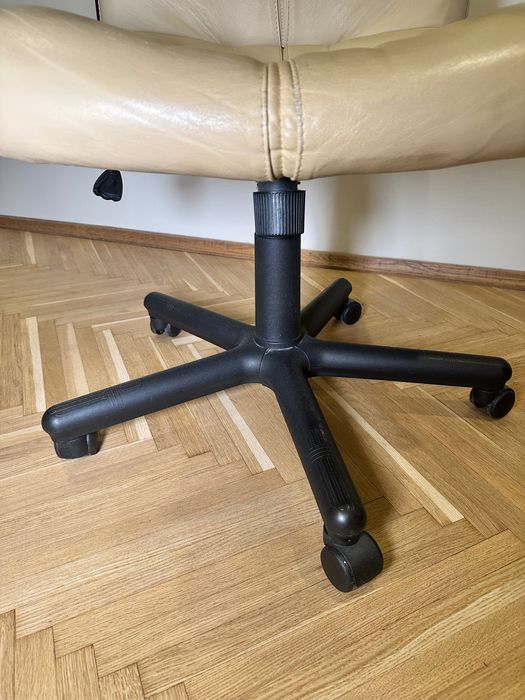 Крісло для офісу. Крісло з натуральної шкіри Nowy Styl Germes.