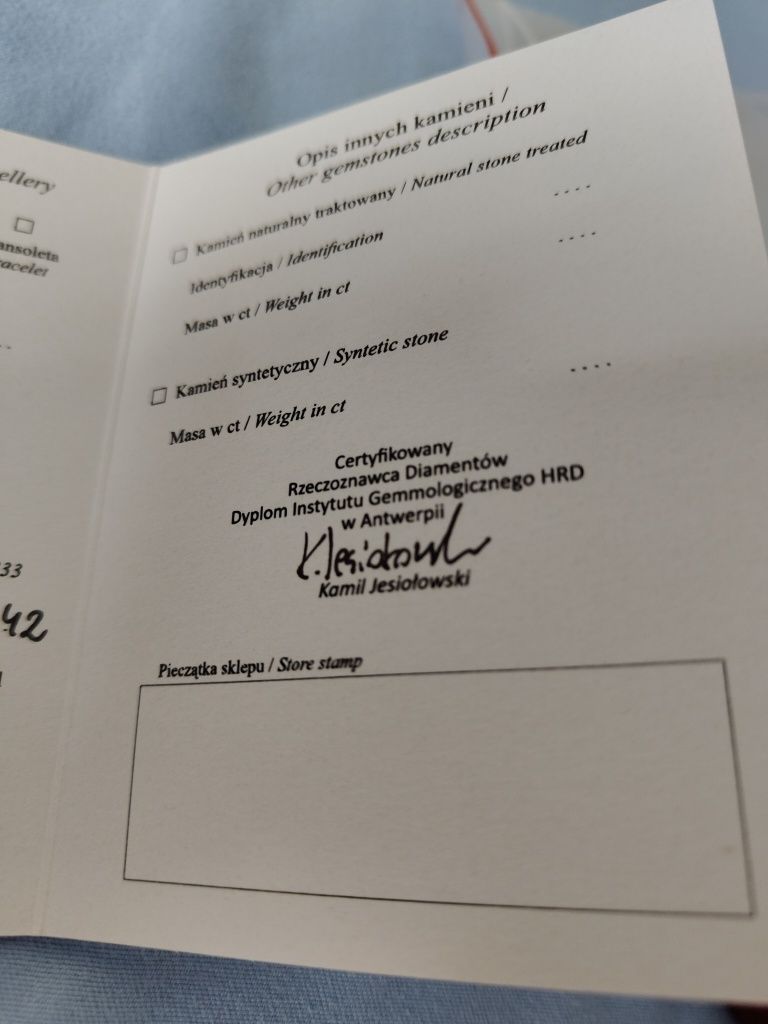 Złoty nowy pierścionek zareczynowy