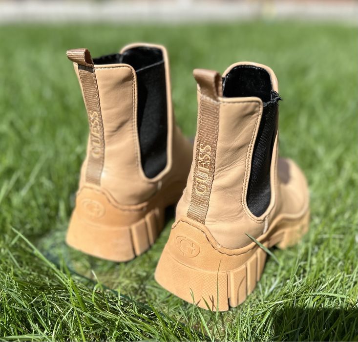 Жіноче взуття Guess