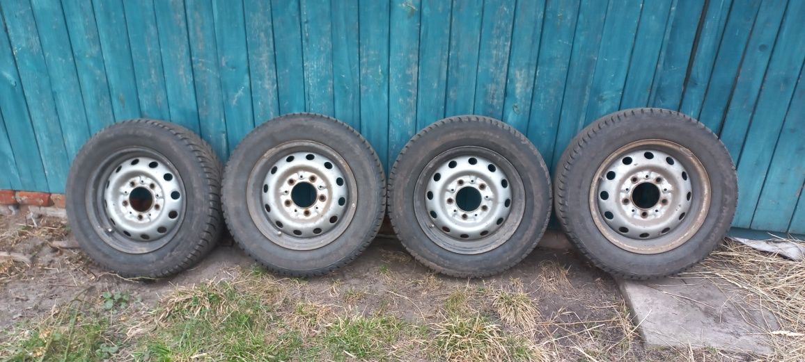 Продам резину з дісками на ниву 15 зимня.