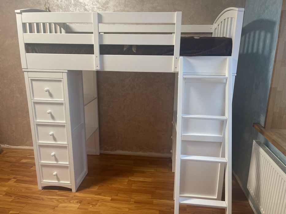 Дитяче ліжко із столиком